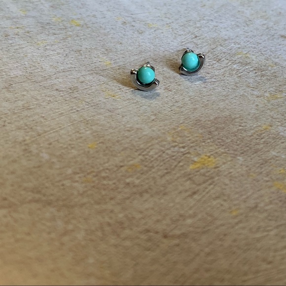 💋🆕Dainty Silver Boho Crescent Stud Earrings - Picture 5 of 7